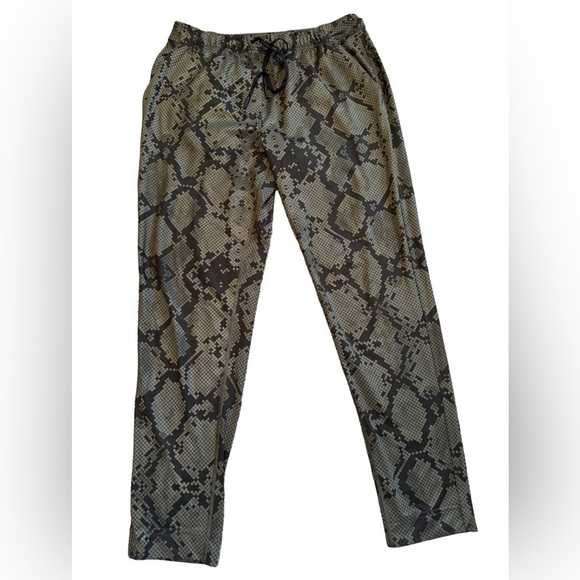 lululemon athletica Pants - Lululemon Athletica Women’s Jet Crop Green Snake Print Pants Size 4